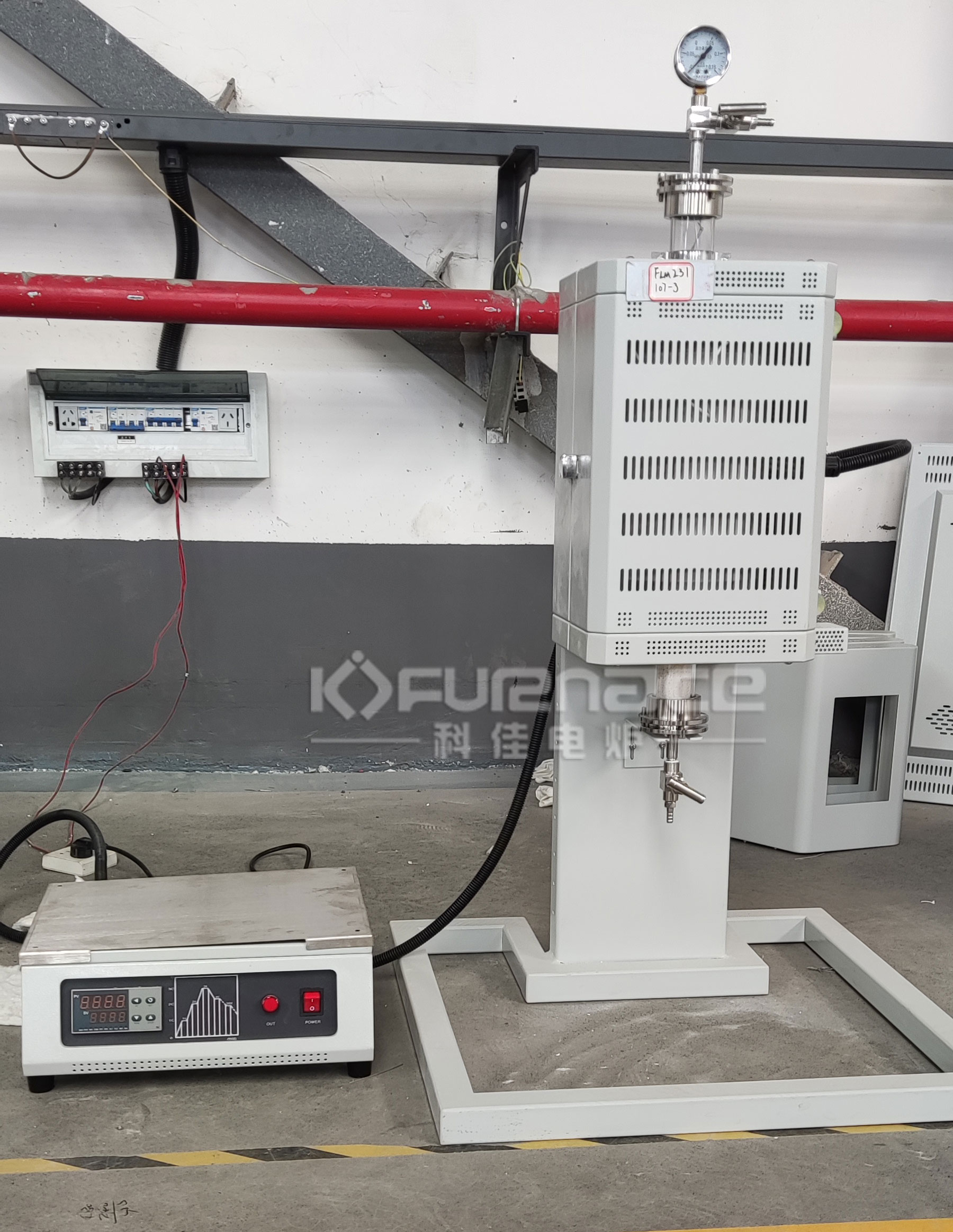 Customized split type mini vertical tube furnace real-life photo Customized split type mini vertical tube furnace real-life photo